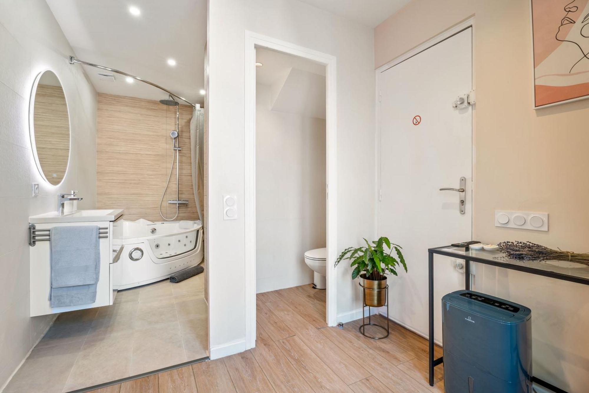 Nice Renting - Love Room Massena - Luxe Room - Jacuzzi - Terrace - King Bed - Ac 외부 사진